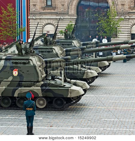Moskva - 6 maj: russiske Self-propelled haubits MSTA i øvelokalet under 65 års jubilæum af Victor