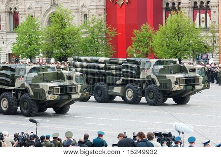 Moskou - 6 mei: Russische Smerch RSZO - zware meerdere raketten draagraket in repetitie tijdens 65e anni