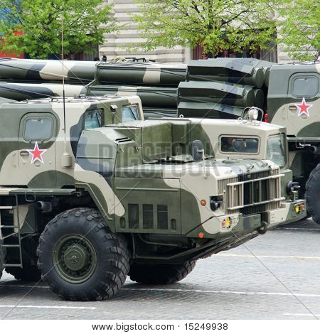 Moskou - 6 mei: Russische Smerch RSZO - zware meerdere raketten draagraket in repetitie tijdens 65e anni