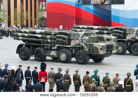 Moskou - 6 mei: Smerch RSZO - zware meerdere raketten draagraket. Generale repetitie van militaire Parade op