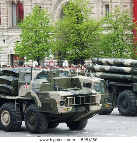 Moskou - 6 mei: Smerch RSZO - zware meerdere raketten draagraket. Generale repetitie van militaire Parade op
