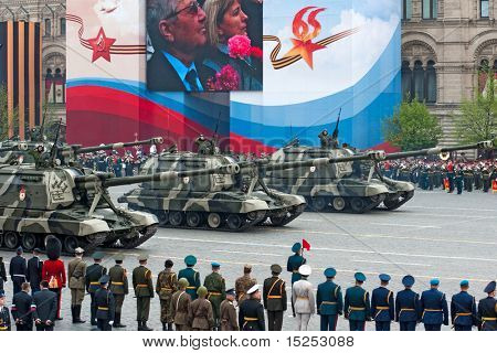 Moskva - 6 maj: Selvkørende haubits MSTA. Generalprøve af militærparade på 65 års jubilæum