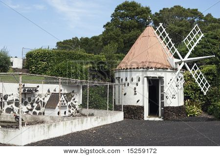 Голубятня вблизи ветряная мельница