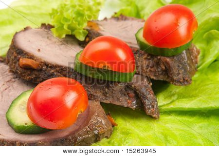 三个 peaces 的肉与蔬菜