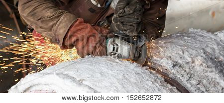 Protecive root of the weld the cutting machine before applying a facing seam