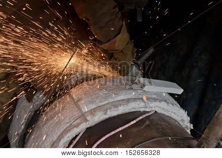 Protecive root of the weld the cutting machine before applying a facing seam