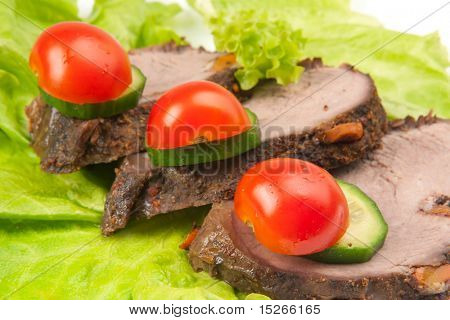 三个 peaces 的肉与蔬菜