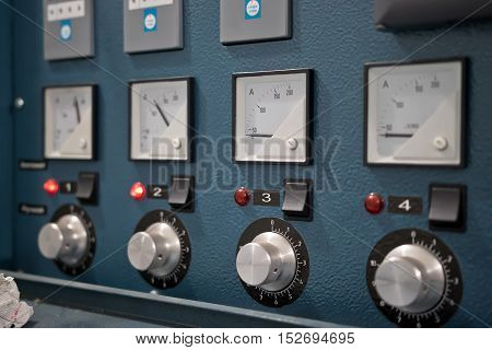 Dashboard control for local heat treatment of welded joints with temperature sensors and ammeters
