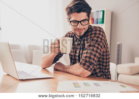 Smart Young Businessman Drinking Coffee And Reading Diagrama