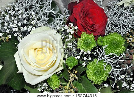 Detailed view of the bridal bouquets and table cloth