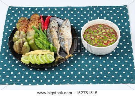 Jasmine rice with spicy fried chicken salad (Khao Yum Kai Zap in Thai) served mixed vegetables salad.