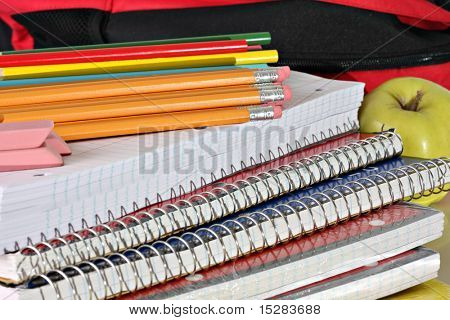 Papel, lápices y otros útiles escolares.