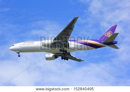 CHIANGMAI, THAILAND- JULY 10 2014 :Boeing 777-200ER HS-TJS of Thaiairway. landing to Chiangmai airport from Bangkok Suvarnabhumi, thailand.
