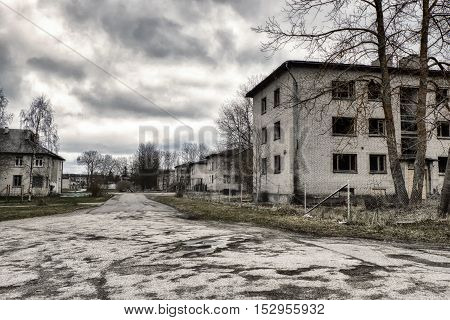 post-apocalyptic town, abandoned houses and empty street
