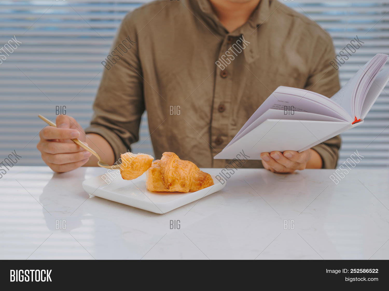 Сидят в кафе. Reading while eating. Девушка в ресторане. Reading while eating. Что люди едят на завтрак.
