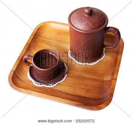上一个木制的托盘茶具组