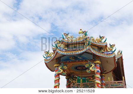 Drache und chinesischer Tempel