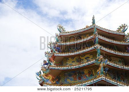 Der Drache und chinesischer Tempel