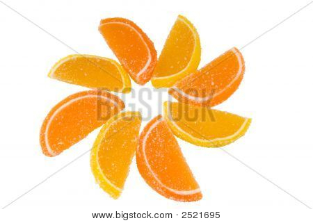Oriente doces de um doce de doce de fruta em forma de segmentos laranja