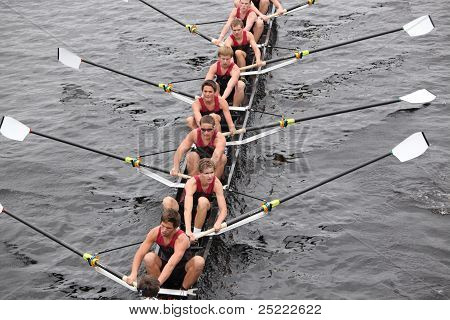 BOSTON - 23. října: Mládež Radnor Boys Crew Pánské osmičky závody v čele Charles Regatta. Marin