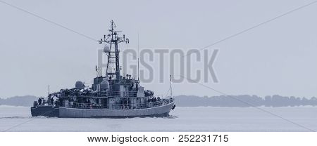 Minesweeper - The Polish Warship Is Sailing Into The Sea