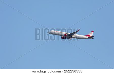 Bucharest/romania - 05 August 2018: Austrian Airlines Oe-lwo - Embraer Erj-195lr Plain Taking Off Fr