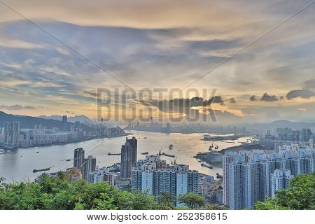 An Victoria Harbour At  Sunset, Devils Peak Hk