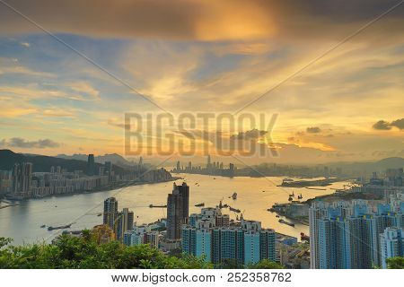 An Victoria Harbour At  Sunset, Devils Peak Hk