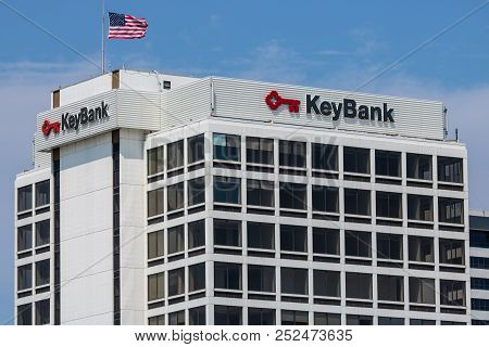 South Bend - Circa August 2018: Keybank Plaza In Downtown With American Flag. Keybank Is A Regional 