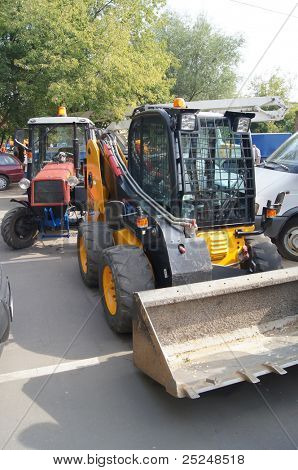 Moskva - 30 AUGUST: Gul mini bulldozer 