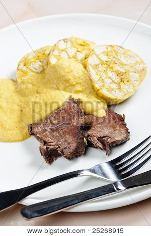 filetto di manzo su crema con gnocchi