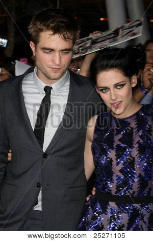 LOS ANGELES - NOV 14: Robert Pattinson, Kristen Stewart ankommer til den 