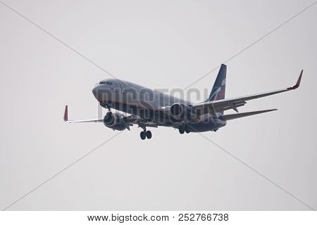 Novosibirsk, Russia - May 2, 2018: Boeing 737-8lj Vp-bfb Aeroflot Approaches For Landing At The Inte