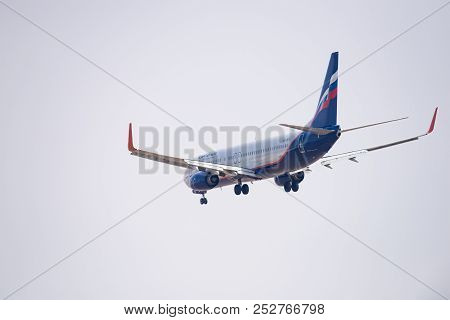 Novosibirsk, Russia - May 2, 2018: Boeing 737-8lj Vp-bfb Aeroflot Approaches For Landing At The Inte
