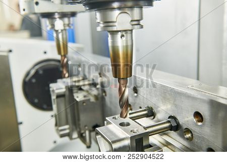 two spindel CNC milling machine at simultaneous metal working