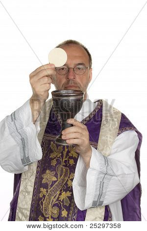 prete cattolico durante la comunione