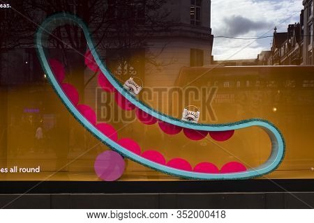 Minimalist Showcases Selfridges