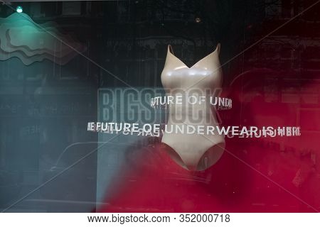 Minimalist Showcases Selfridges