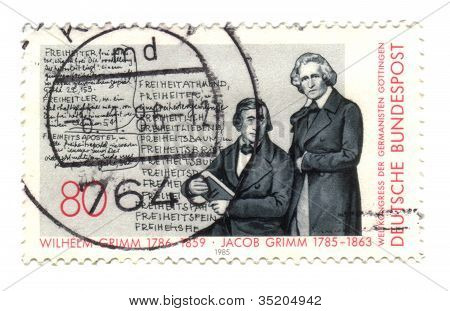 Circa 1985: Timbro stampato In Germania, spettacoli ritratto fratelli Grimm, Circa 1985