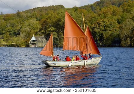 Lake Windermere, Cumbria, England, Uk - October 12, 2019 : Children Sailing On A Yacht On Lake Winde