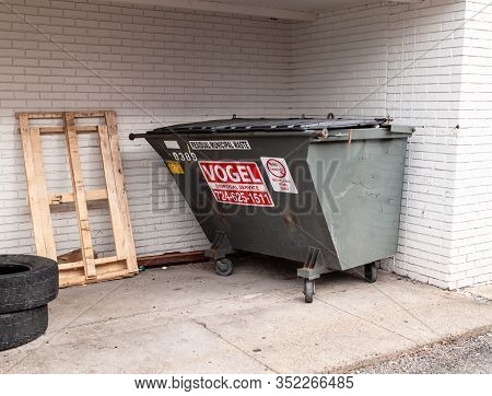 Pittsburgh, Pennsylvania, Usa 2/23/20 A Vogel Disposal Service Dumpster Next To A Building With A Wo