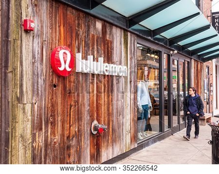 Pittsburgh, Pennsylvania, Usa 2/23/20 The Lululemon Store On Walnut Street In The Shadyside Neighbor