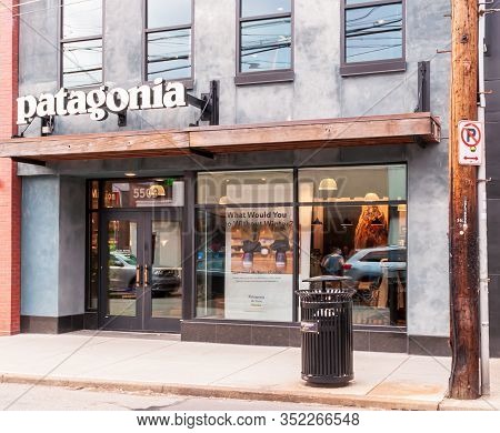 Pittsburgh, Pennsylvania, Usa 2/23/20 The Patagonia Store On Walnut Street In The Shadyside Neighbor