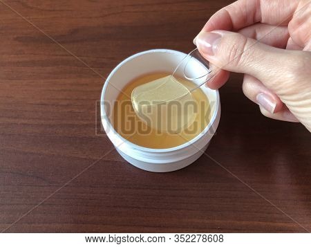 It Is Gold Lifting Patches Under The Eyes.
