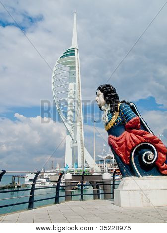 Redaktionel brug Spinnaker Tower og en skibe galionsfigur
