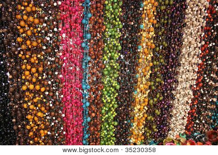 Strenge af tagua perler på Otavalo-markedet