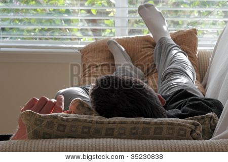 Mann auf einer Couch Nickerchen