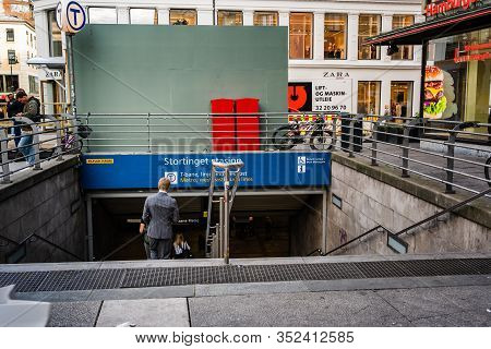 Editorial 08.31.2019 Oslo Norway, People Walking Down To The Stortinget Metro Station In Downtown Af