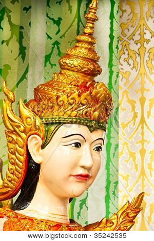 Ansikte av thailändska dansande flicka skulptur