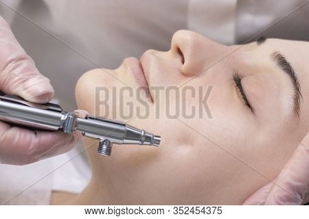 Oxygen Mesotherapy. Aquapilling. Cosmetic Peeling Procedure. Non-injection Mesotherapy For A Young G
